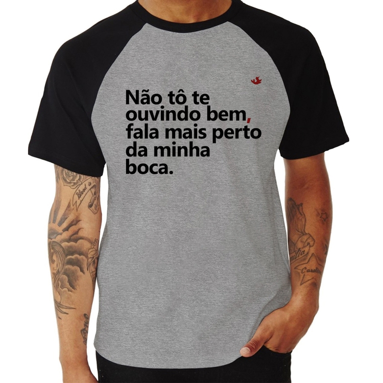 Camiseta Raglan Não tô te ouvindo bem, fala mais perto da minha boca - Cinza/Preto