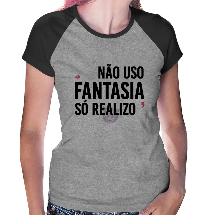 Baby Look Raglan Não uso fantasia, só realizo - Cinza/Preto