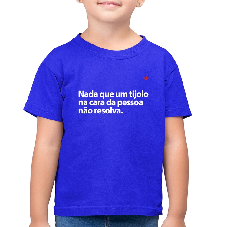 Camiseta Algodão Infantil Nada que um tijolo na cara da pessoa não resolva - Azul Royal