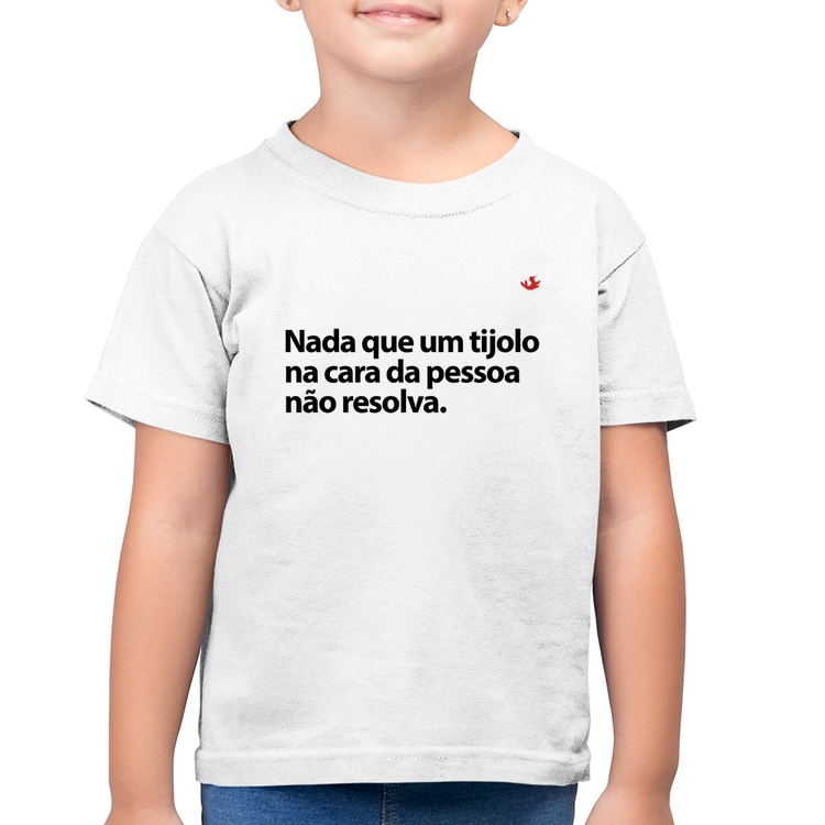 Camiseta Algodão Infantil Nada que um tijolo na cara da pessoa não resolva - Branca