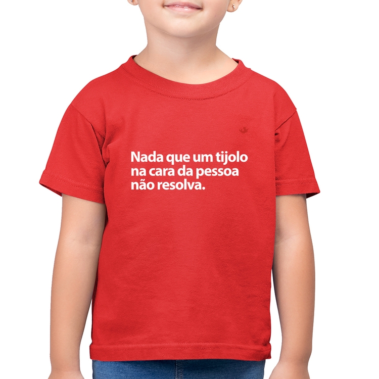 Camiseta Algodão Infantil Nada que um tijolo na cara da pessoa não resolva - Vermelha