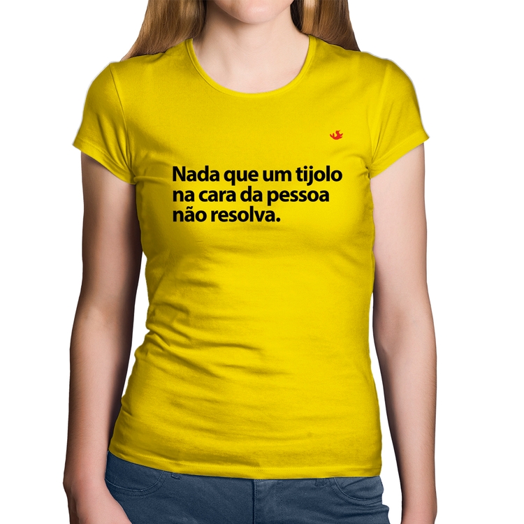 Baby Look Algodão Nada que um tijolo na cara da pessoa não resolva - Amarela