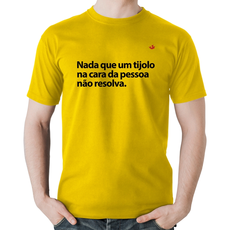 Camiseta Algodão Nada que um tijolo na cara da pessoa não resolva - Amarela