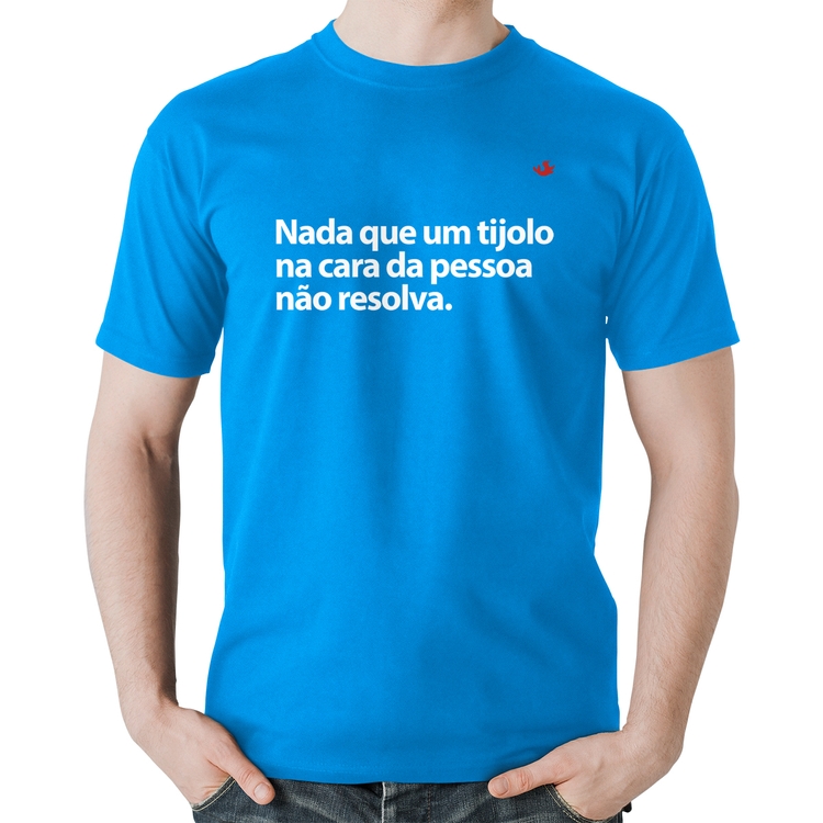 Camiseta Algodão Nada que um tijolo na cara da pessoa não resolva - Azul