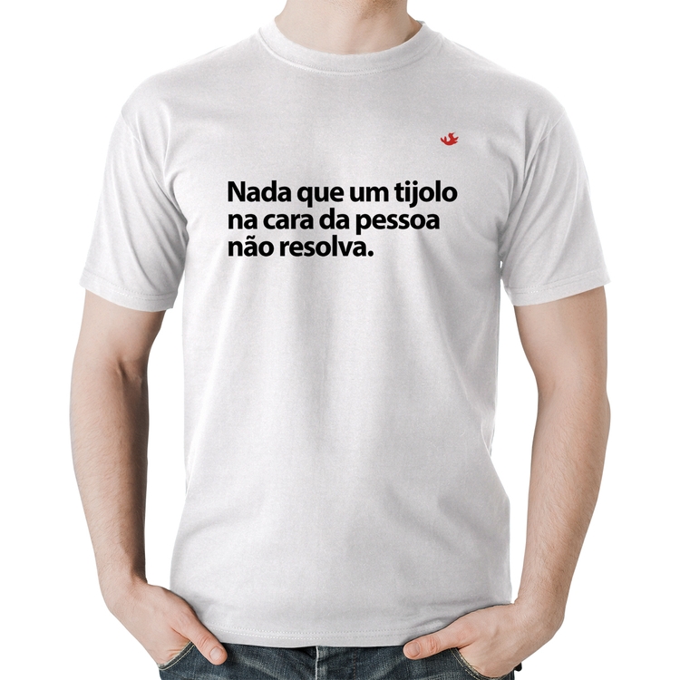 Camiseta Algodão Nada que um tijolo na cara da pessoa não resolva - Branca