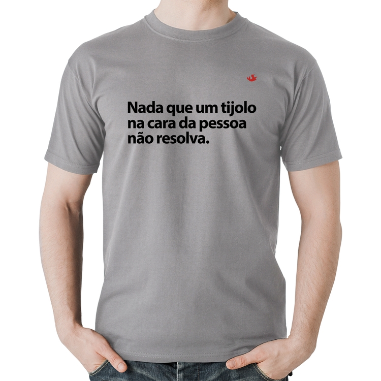 Camiseta Algodão Nada que um tijolo na cara da pessoa não resolva - Cinza