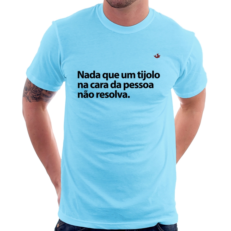 Camiseta Nada que um tijolo na cara da pessoa não resolva - Azul Bebê