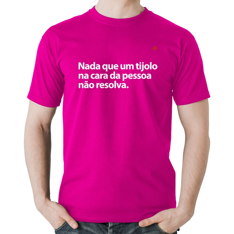 Camiseta Algodão Nada que um tijolo na cara da pessoa não resolva - Rosa