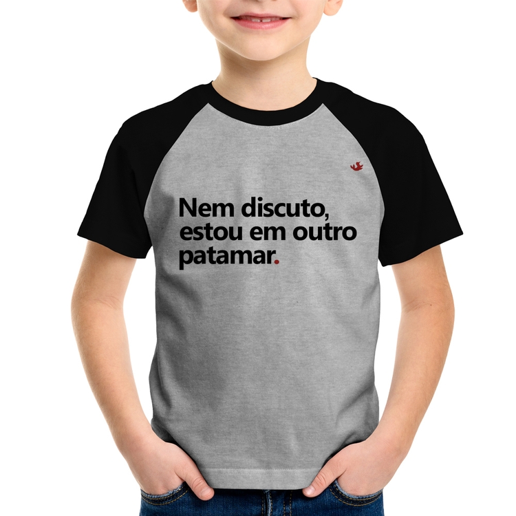 Camiseta Raglan Infantil Nem discuto, estou em outro patamar - Cinza/Preto