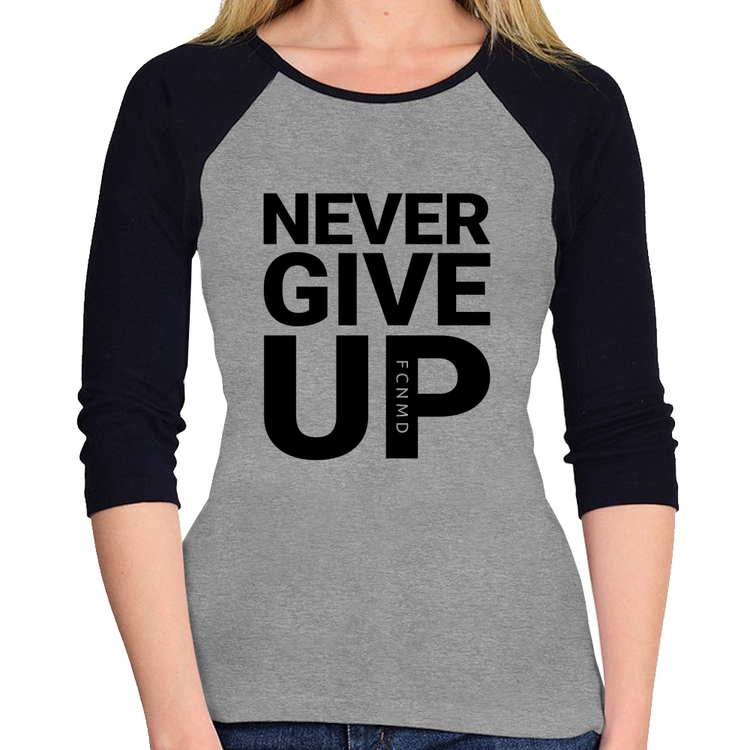 Baby Look Raglan Never give up Manga 3/4 - Cinza/Preto