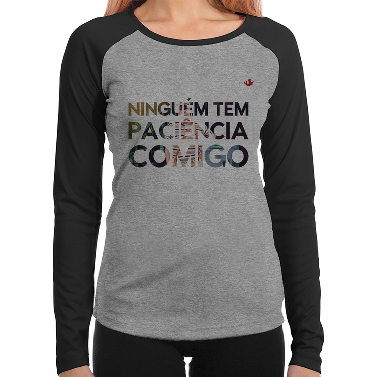 Baby Look Raglan Ninguém tem paciência comigo Manga Longa - Cinza/Preto