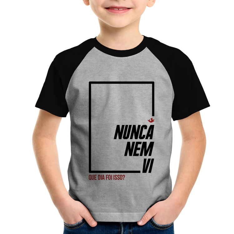 Camiseta Raglan Infantil Nunca nem vi, que dia foi isso? - Cinza/Preto