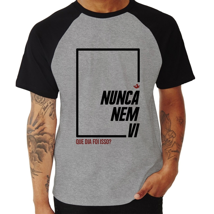Camiseta Raglan Nunca nem vi, que dia foi isso? - Cinza/Preto