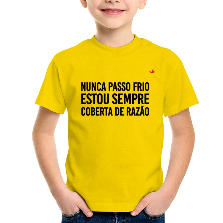 Camiseta Infantil Nunca passo frio, estou sempre coberta de razão - Amarela