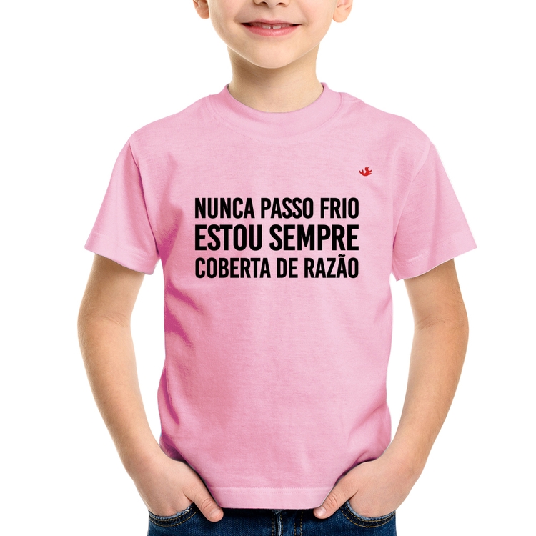 Camiseta Infantil Nunca passo frio, estou sempre coberta de razão - Rosa Bebê
