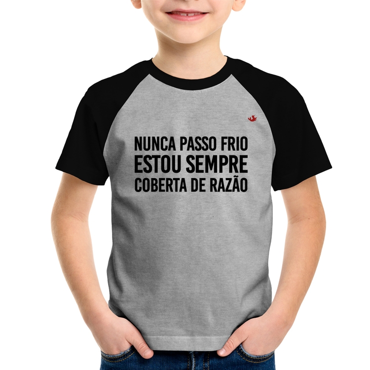 Camiseta Raglan Infantil Nunca passo frio, estou sempre coberta de razão - Cinza/Preto