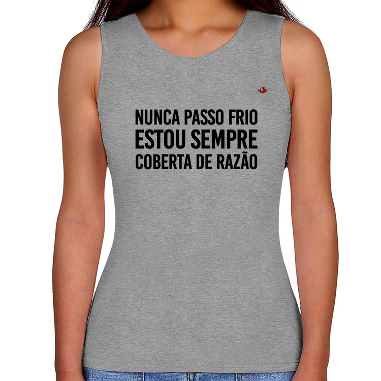 Regata Feminina Nunca passo frio, estou sempre coberta de razão - Cinza