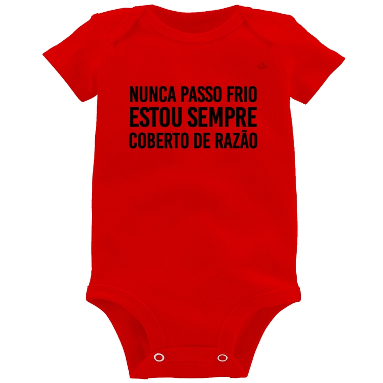 Body Bebê Nunca passo frio, estou sempre coberto de razão - Vermelho