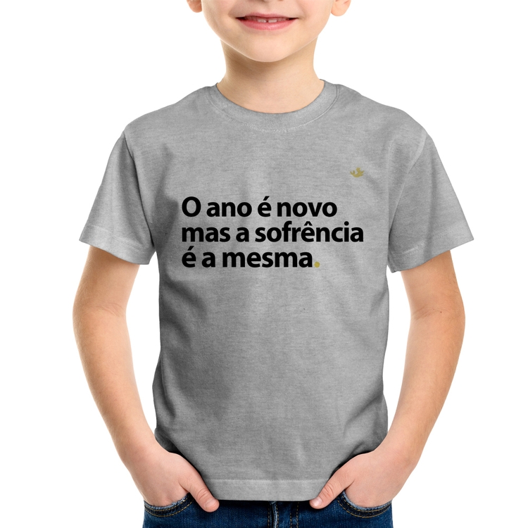 Camiseta Infantil O ano é novo mas a sofrência é a mesma - Cinza
