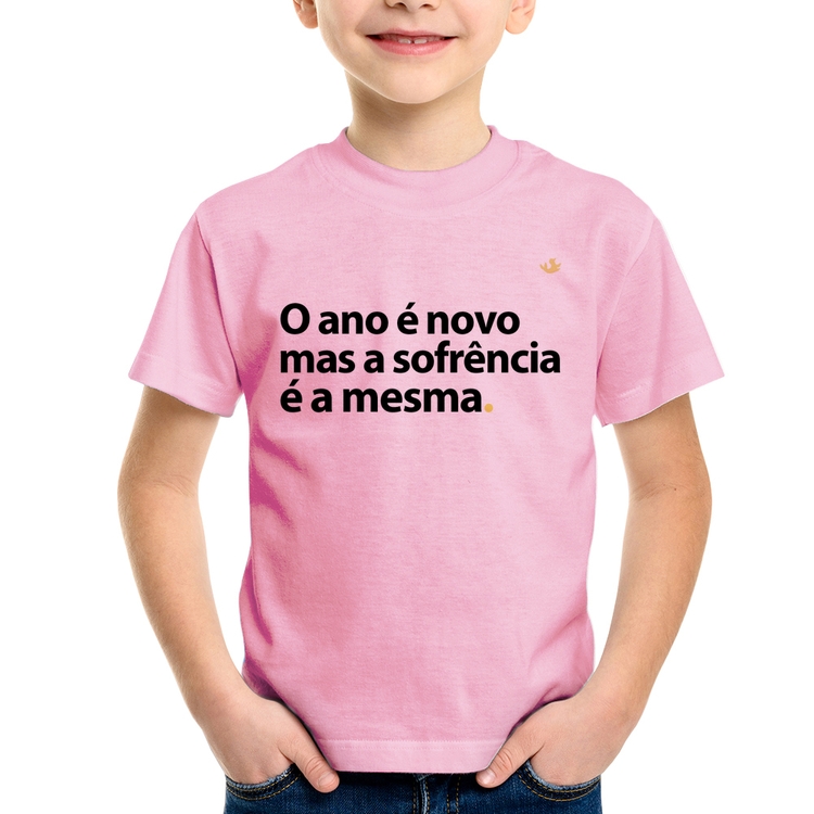 Camiseta Infantil O ano é novo mas a sofrência é a mesma - Rosa Bebê