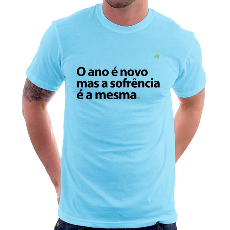 Camiseta O ano é novo mas a sofrência é a mesma - Azul Bebê