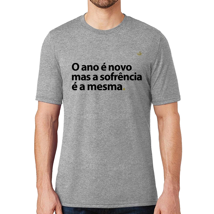 Camiseta O ano é novo mas a sofrência é a mesma - Cinza