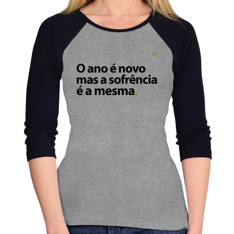 Baby Look Raglan O ano é novo mas a sofrência é a mesma Manga 3/4 - Cinza/Preto