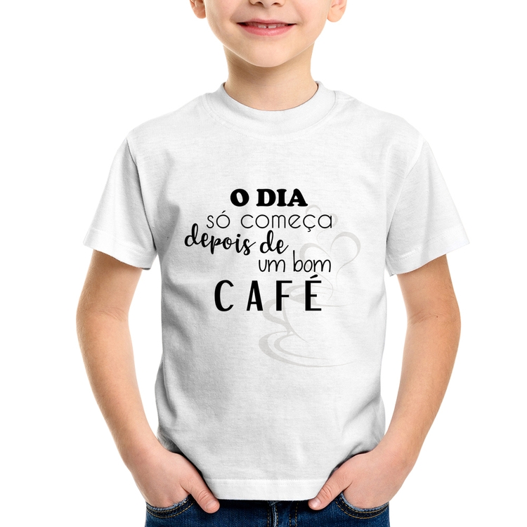 Camiseta Infantil O dia só começa depois de um bom café