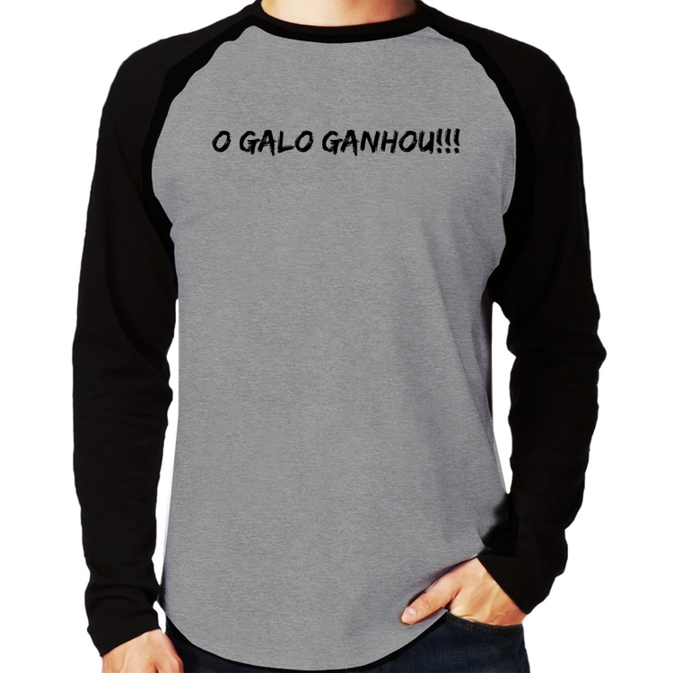 Camiseta Raglan O GALO GANHOU!!! Manga Longa - Cinza/Preto