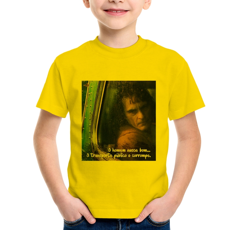 Camiseta Infantil O homem nasce bom, o transporte público o corrompe - Amarela