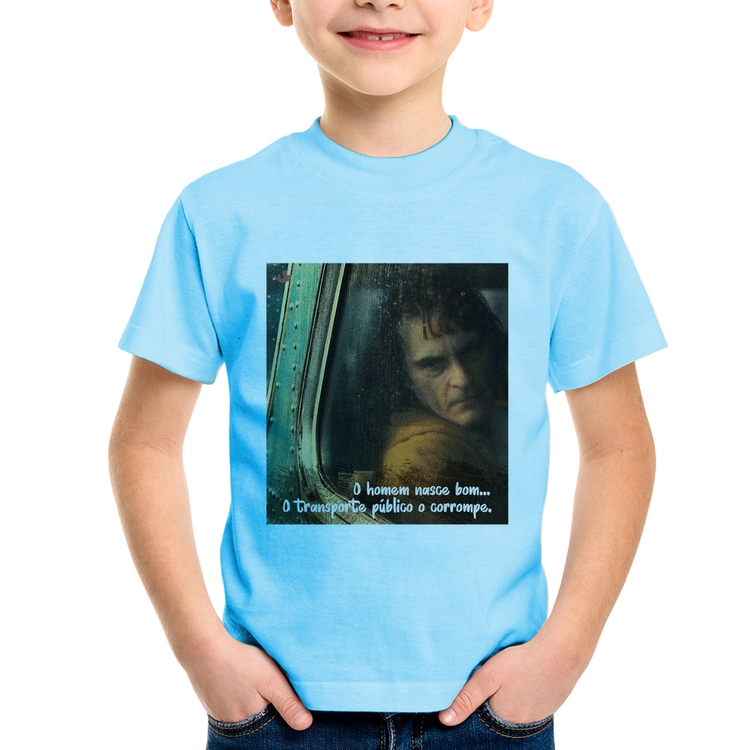 Camiseta Infantil O homem nasce bom, o transporte público o corrompe - Azul Bebê