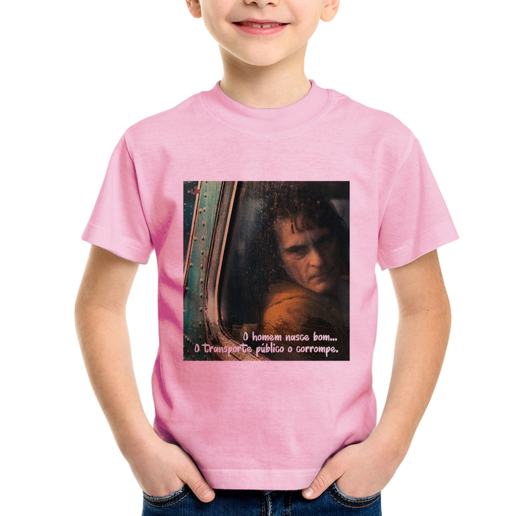 Camiseta Infantil O homem nasce bom, o transporte público o corrompe - Rosa Bebê