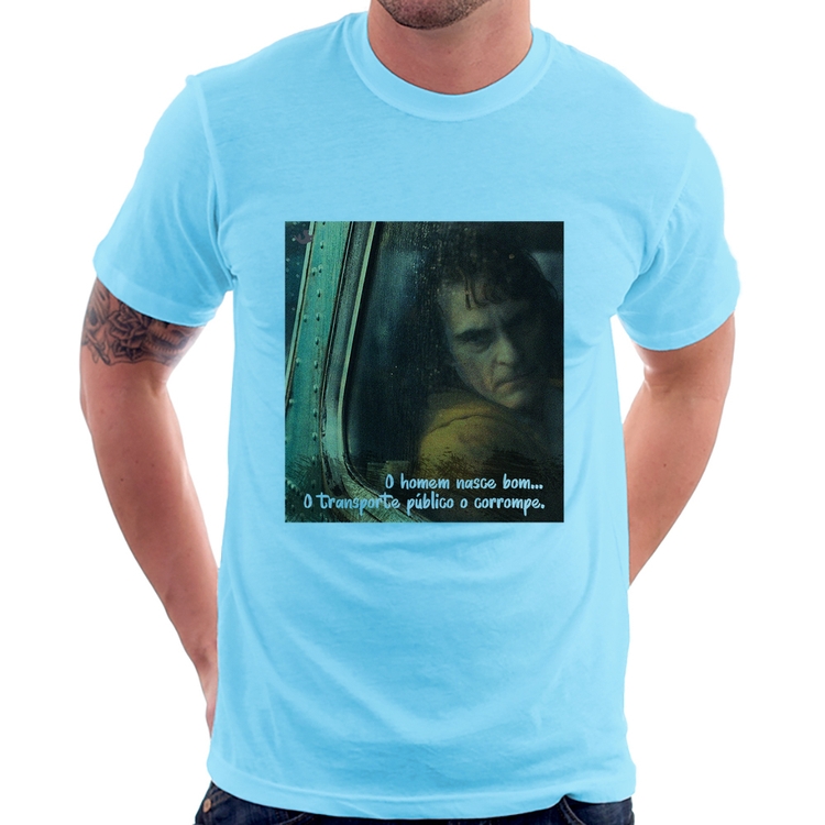 Camiseta O homem nasce bom, o transporte público o corrompe - Azul Bebê