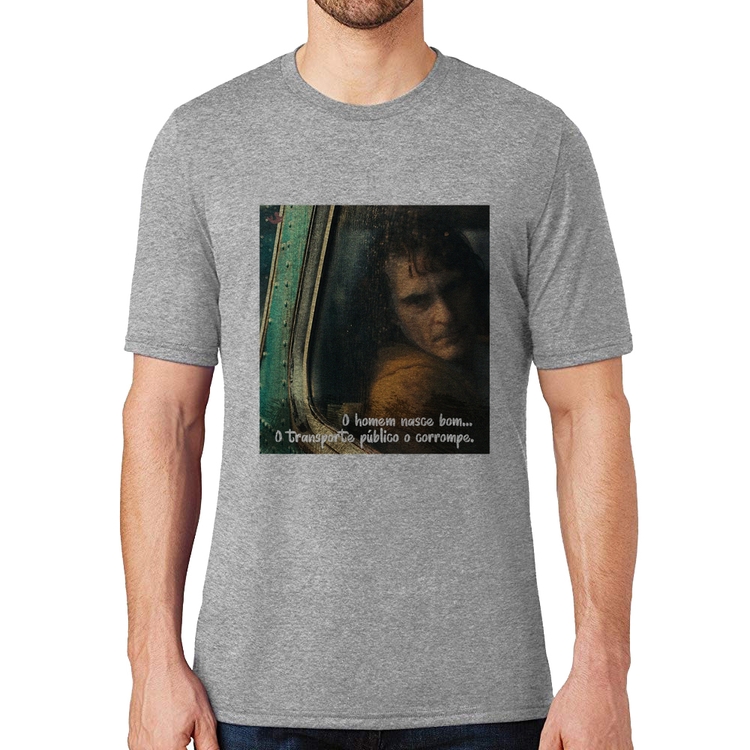 Camiseta O homem nasce bom, o transporte público o corrompe - Cinza