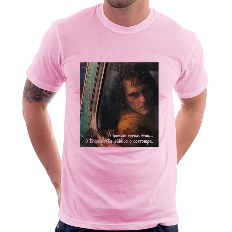 Camiseta O homem nasce bom, o transporte público o corrompe - Rosa Bebê