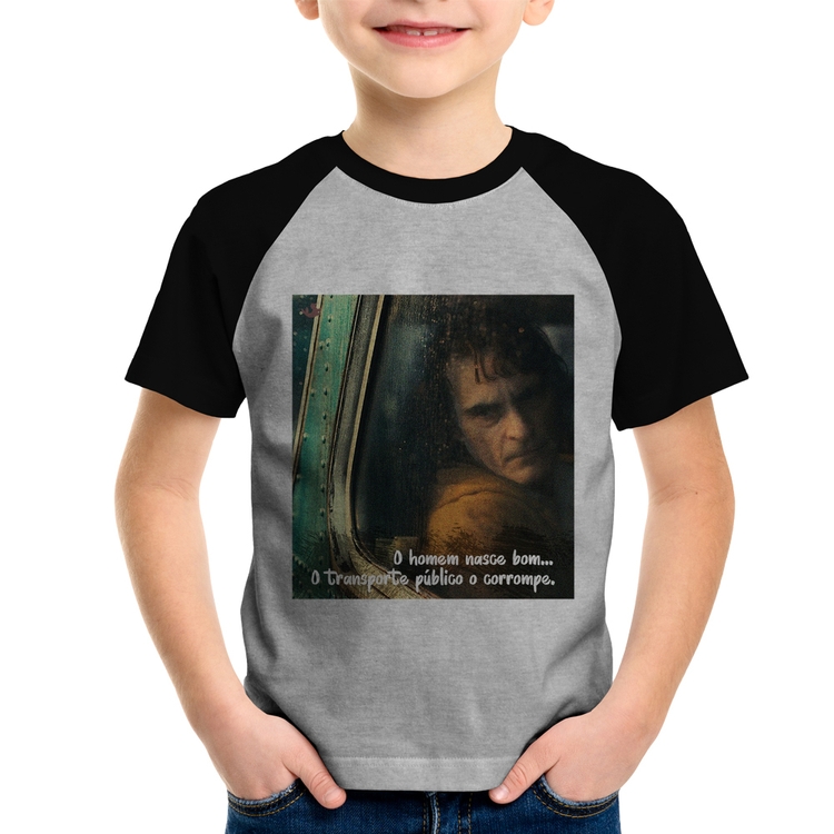 Camiseta Raglan Infantil O homem nasce bom, o transporte público o corrompe - Cinza/Preto