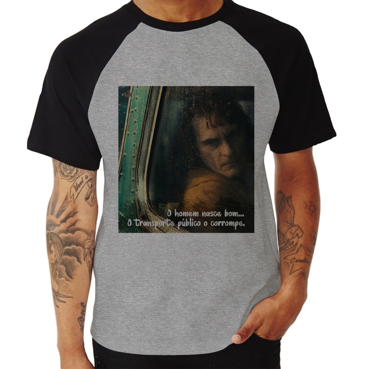 Camiseta Raglan O homem nasce bom, o transporte público o corrompe - Cinza/Preto