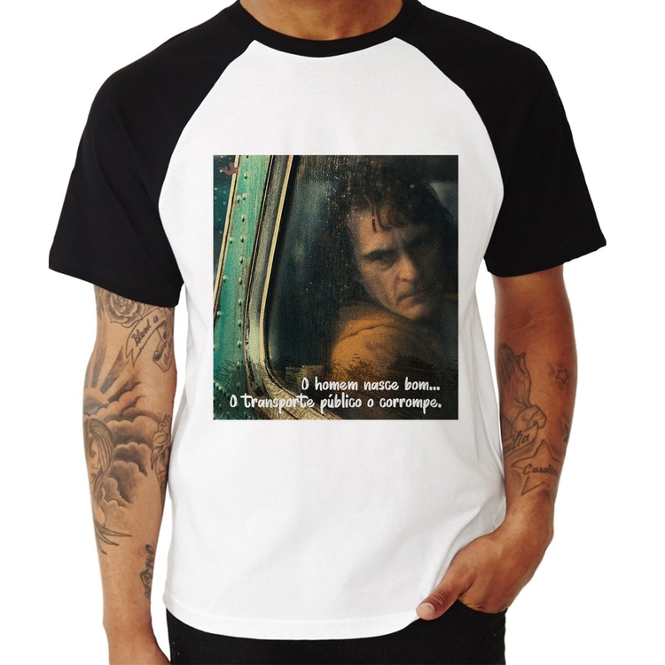 Camiseta Raglan O homem nasce bom, o transporte público o corrompe