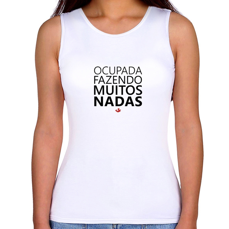 Regata Feminina Ocupada fazendo muitos nadas