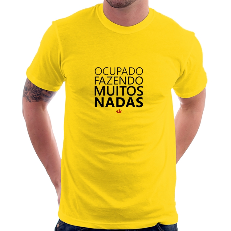 Camiseta Ocupado fazendo muitos nadas - Amarela