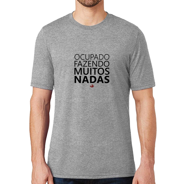 Camiseta Ocupado fazendo muitos nadas - Cinza
