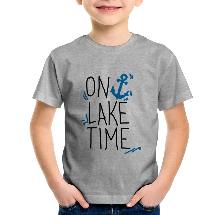 Camiseta Infantil On Lake Time - Cinza