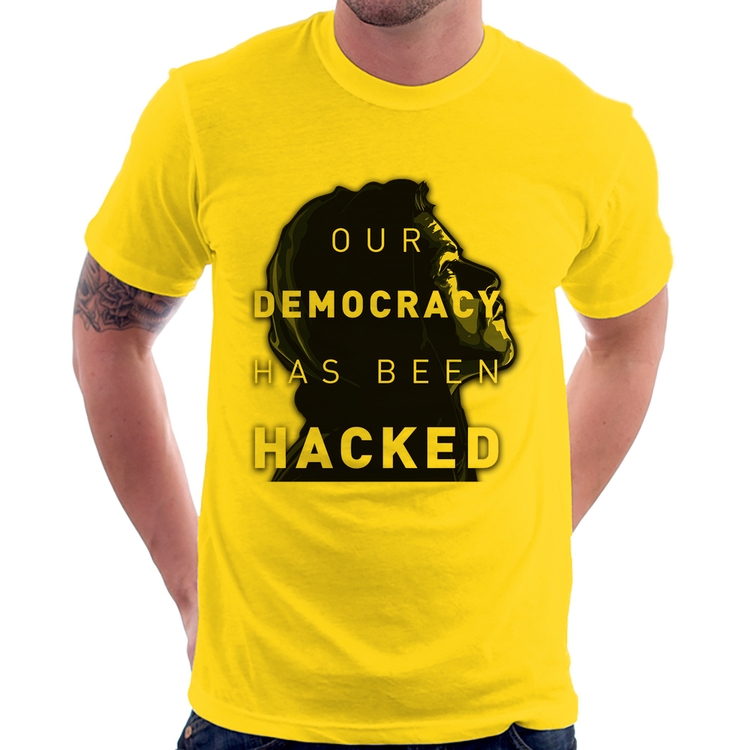 Camiseta Our Democracy Has Been Hacked - Amarela