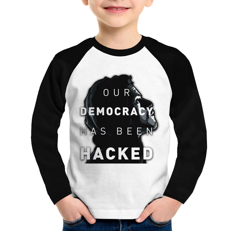 Camiseta Raglan Infantil Our Democracy Has Been Hacked Manga Longa