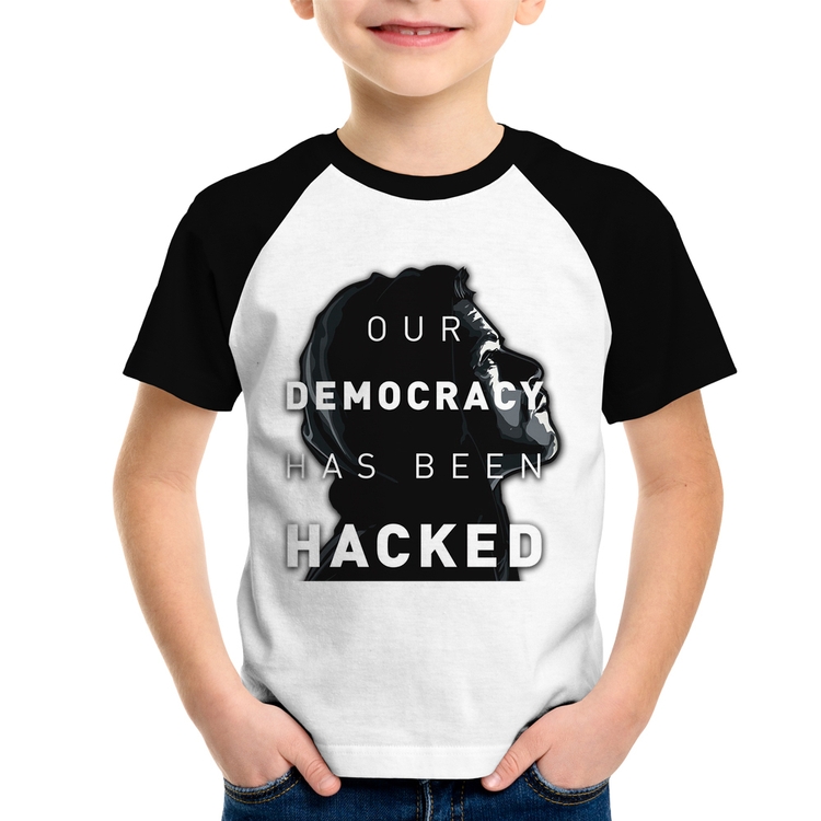 Camiseta Raglan Infantil Our Democracy Has Been Hacked