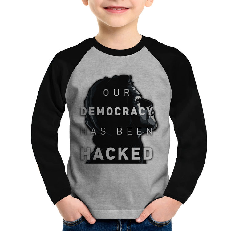 Camiseta Raglan Infantil Our Democracy Has Been Hacked Manga Longa - Cinza/Preto