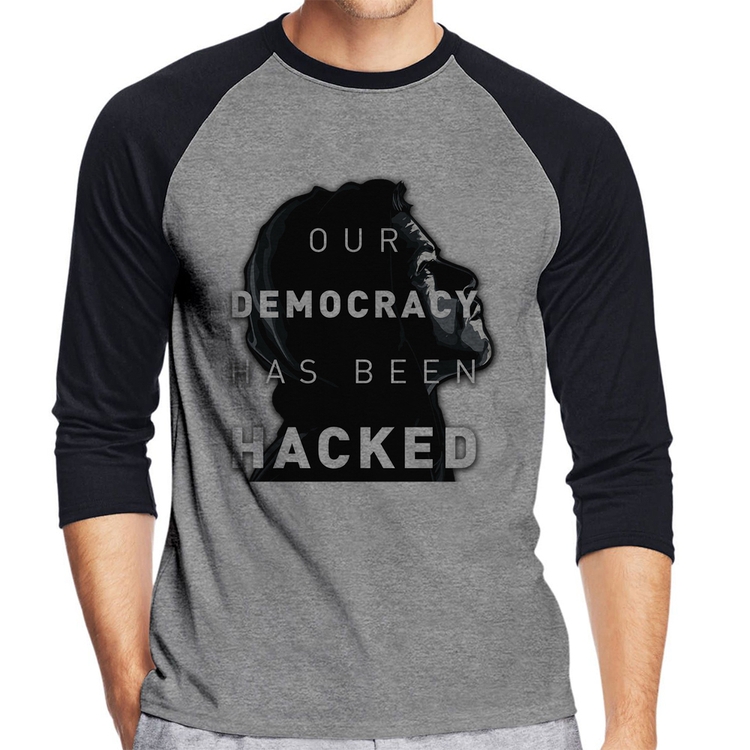 Camiseta Raglan Our Democracy Has Been Hacked Manga 3/4 - Cinza/Preto