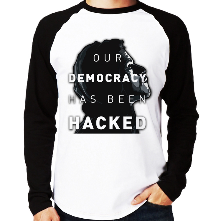 Camiseta Raglan Our Democracy Has Been Hacked Manga Longa