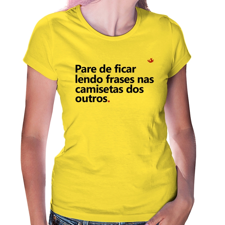 Baby Look Pare de ficar lendo frases nas camisetas dos outros - Amarela