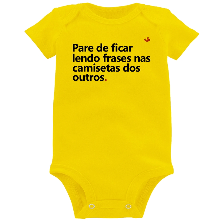 Body Bebê Pare de ficar lendo frases nas camisetas dos outros - Amarelo